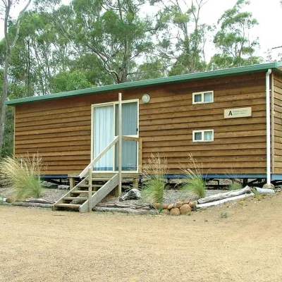 Hobart Bush Cabins Hotels near Goat Bluff Lookout