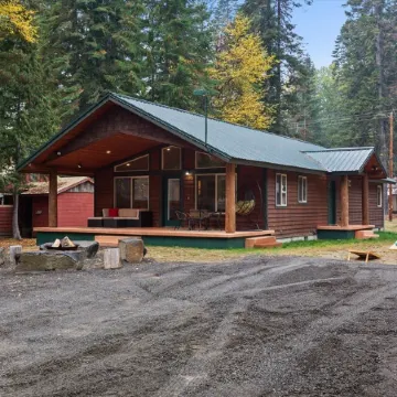 Priest Lake Family Cabin w/ Private Beach Access