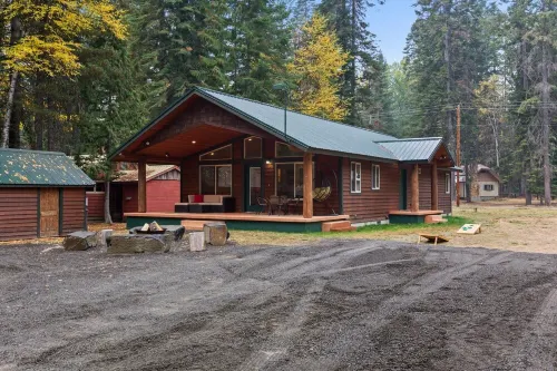 Priest Lake Family Cabin w/ Private Beach Access