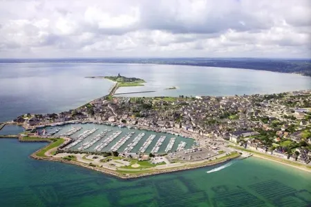 Furnished in Saint-Vaast-la-Hougue facing the sea and the island of Tatihou