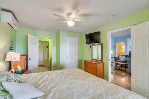 Charming Wolcott Cottage w/ Fire Pit & Mini Dock - Alojamientos
