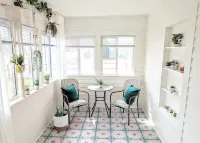 Cute downtown Hagerman cottage with stock tank pool & putting green.