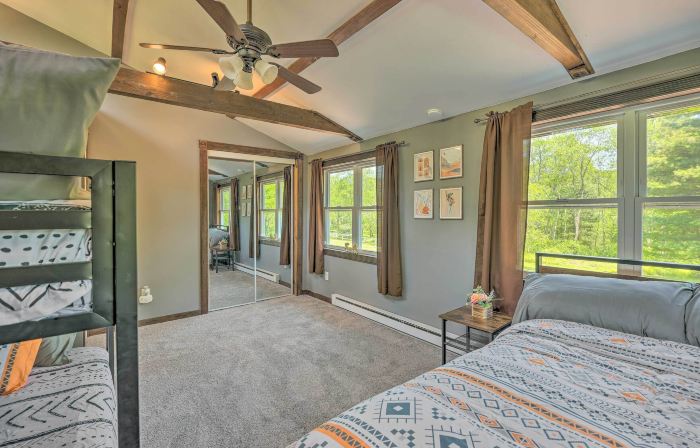 Cozy Poconos Cottage w/ Hot Tub Near Lake Harmony!