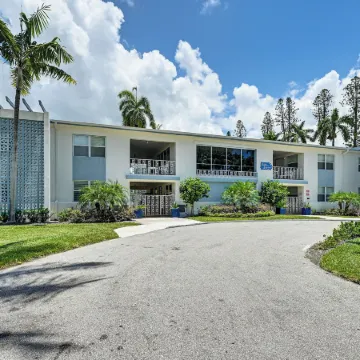 Coastal Downtown Naples Condo - Walk to the Beach!