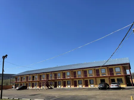 Deluxe Inn Отели рядом с достопримечательностью «Государственный университет Джексон»