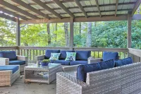Highlands Home w/ Fireplace, Views, & Trails! - balcón