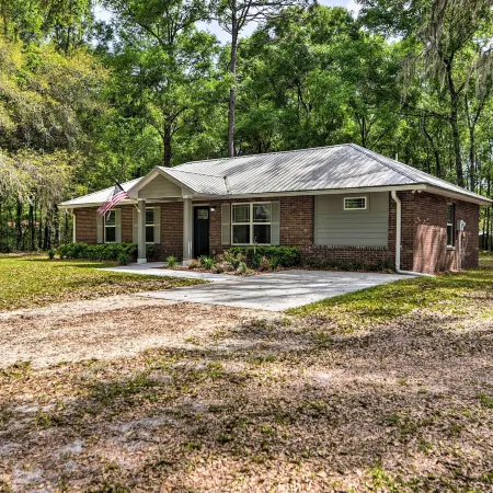 Serene Live Oak Home w/ Fire Pit by River + Sosmp!