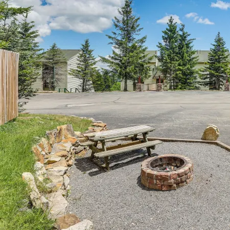 Snowshoe Condo w/ Sunroom - Walk to Slopes!