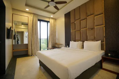 Ciesta Treeo Hotel berhampiran Karla Caves