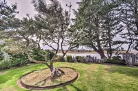 Waterfront Seaside Beach Home w/ Views & Hot Tub! - de playa