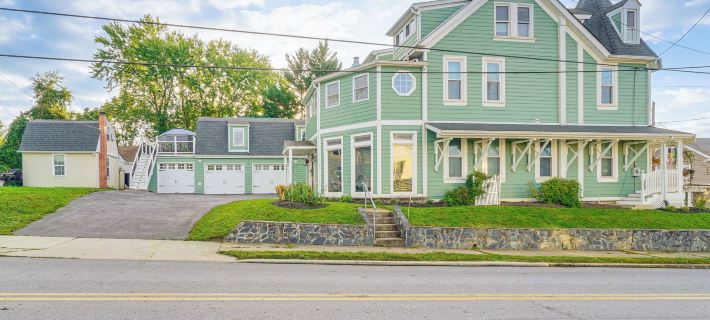 Epic Brunswick Apartment with Deck! Hotels in Frederick County