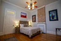 Historic Gem w/ Jacuzzi / Prime Streetcar Spot Hotels near Foilage Park