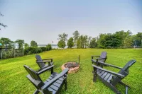Custom-Built Lakefront Cottage w/ Spacious Yard! - Pysäköinti