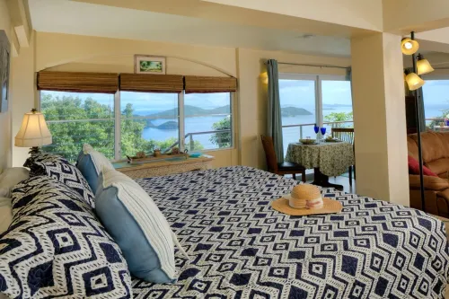 Couples Retreat, Sweeping VIEWS, Kayaks Await at the Beach!