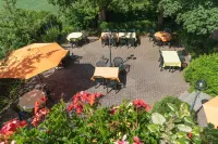 Typically Swiss Hotel Altana Hôtels à : Zernez