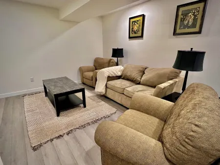 Cozy & Modern 3BR Lower Unit I Private Entrance, Laundry, Fridge Microwave Отели рядом с достопримечательностью «Pearle Vision»