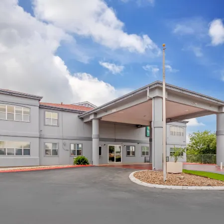 Quality Inn & Suites Near Six Flags and Medical Center