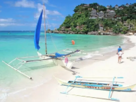 Charming Studio with Kitchen and Air Con – 4 Min Walk to Beach Hotels in Caticlan