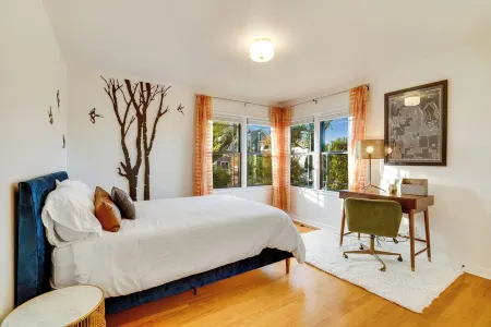 Charming Renovated Cottage - Walk to UPS & Proctor