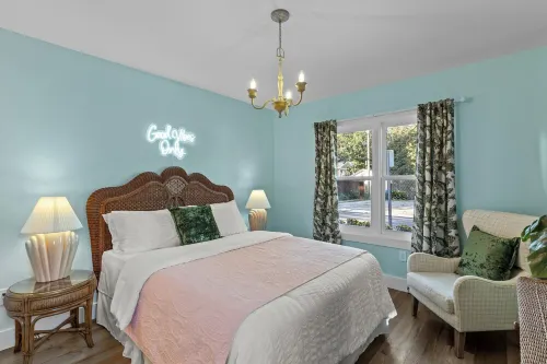 Golden Girls Cottage in Historic Mansion District