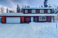 'Northern Bliss' Modern Mtn-View Home in Fairbanks - Parkplatz