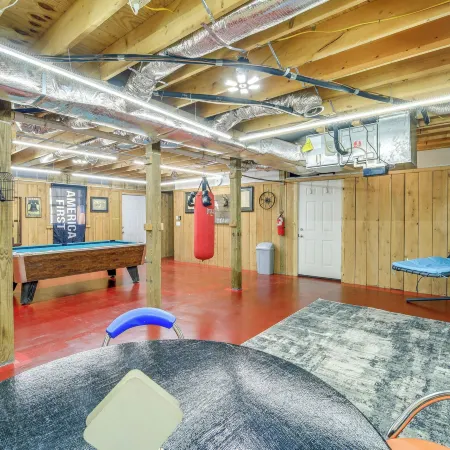 Tranquil Mountain Getaway in Troutdale: Game Room!