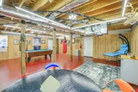 Tranquil Mountain Getaway in Troutdale: Game Room!