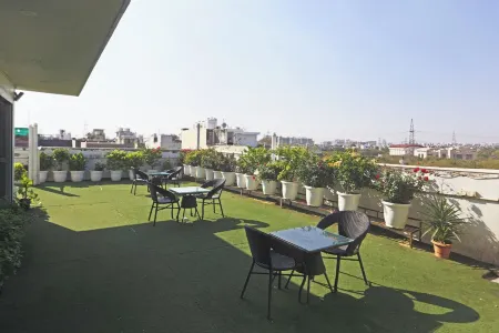 Hotel Aerostar Gold Near Yashobhoomi Отели рядом с достопримечательностью «Храм Йогмайи»