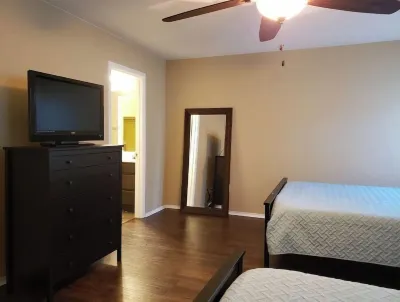 Spacious 2 Story Corner Home (Lackland AFB BMT) Hotels in Southside