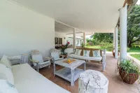 Hibiscus Home & Apartments Hotels in Tiwi