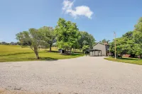 Jefferson City Getaway - 3 Mi to Cherokee Lake! - parking