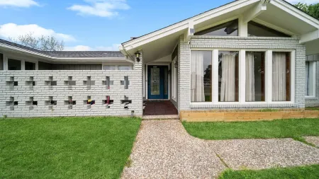 Work & Family 5 Bedroom 4 Bath with Independent Casita for 14 Guests Отели рядом с достопримечательностью «Baytown Wetlands Center»