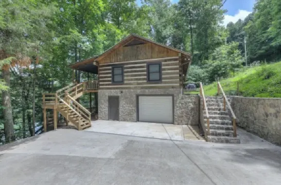 Lakeside Family Escape-Modern log home in secluded cove w/pvt. dock, Sleeps 12 Hotels near Jack Daniel's Distillery