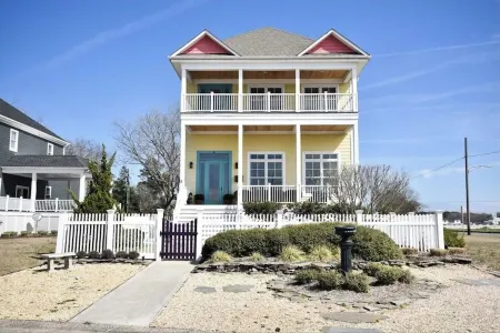 Beachfront - unbeatable location - steps to beach & shops - sunsets from porch!