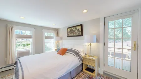 WaterView Cottage,  West End-Steps to Beach , Prv Deck & Garden,  Internet, Pkg