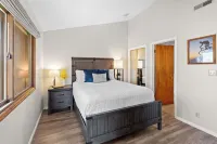 Hikers Hideaway Cozy Resort Condo w/ Pool & More - vue sur la montagne