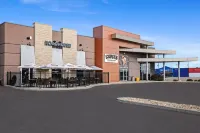 Days Inn & Suites by Wyndham Winkler Отели в г. 