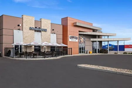 Days Inn & Suites by Wyndham Winkler Отели рядом с достопримечательностью «Manitoba Baseball Hall Of Fame Museum»