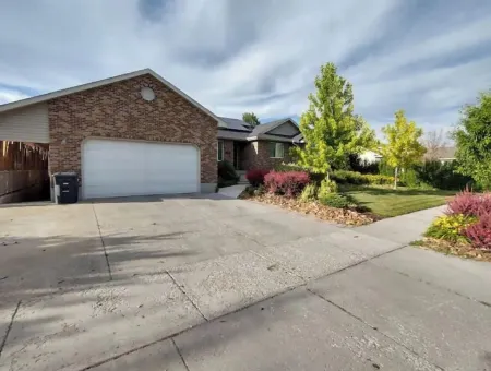 Beautiful home, 8 bedrooms-18 beds-sleeps 30, family friendly