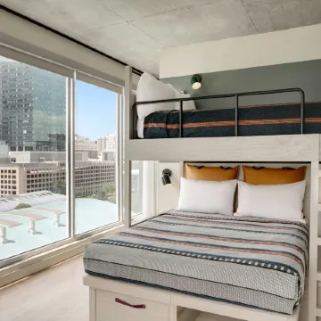 Moxy Charlotte Downtown Отели рядом с достопримечательностью «Банк оф Америка Стадиум»
