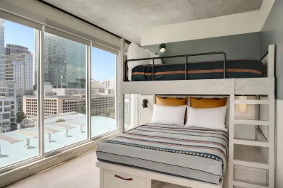 Moxy Charlotte Downtown Hotel in zona James Relatin Commerative House