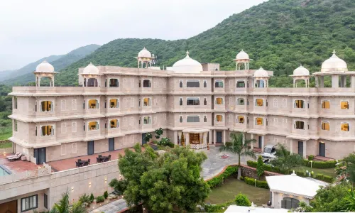Traavista Aravali Mahal - Luxury Lake View Heritage Resort