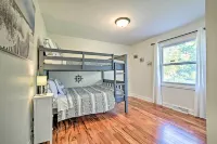 Lakefront Home w/ Game Room, Theater & Dock! - Balkoner