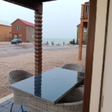 3-bedroom cabin on Lake Erie, second floor balcony and great views of Lale Erie.