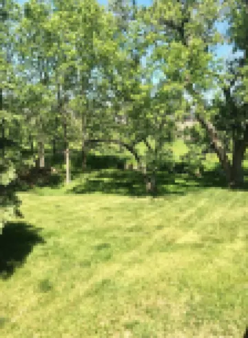 Modern Rustic Charm Apartment. Quiet setting. Only a 4 minute drive to downtown!