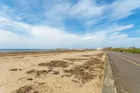 Luxury 2 bed Ground Floor apartment in a quiet location close to Royal Troon GC. Hotel a Troon