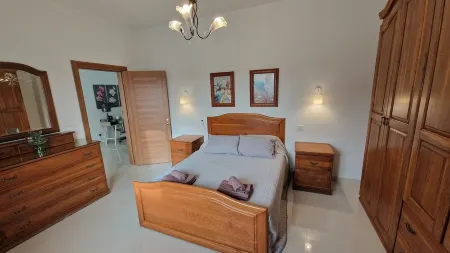 Carousel - Modern Spacious Apartment Отели в г. Qrendi