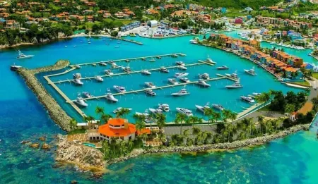 Charming 2-BR apartment for 6 with AC, WiFi in beautiful Humacao