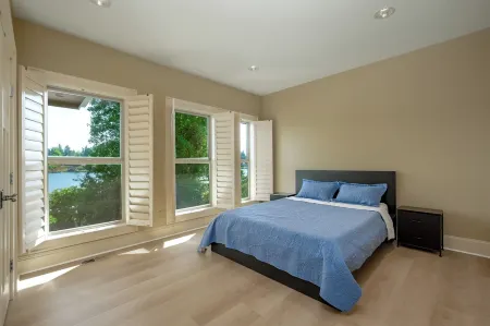 Spacious 6-bedroom Luxury House with Lake Access Lynnwood, Washington