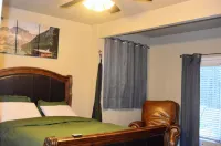 Log Lodge near Colo Springs Just Updated New Toilets, Smart TVs & Lauren bedding